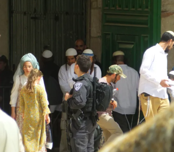 مستوطنون بحماية قوات الاحتلال الاسرائيلي يقتحمون المسجد الاقصى