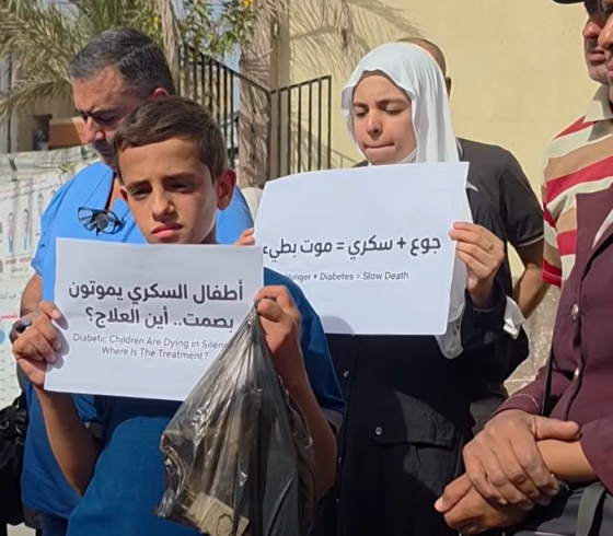 مرضى السكري في وقفة احتياجية داخل مجمع ناصر الطبي في خانيونس