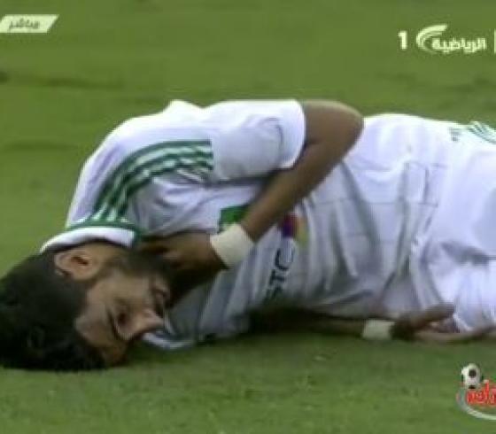 لاعب سعودي يسقط على الارض نتيجة الاختناق