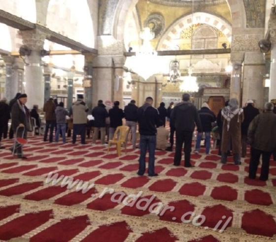 المئات يصلون في المسجد الأقصى