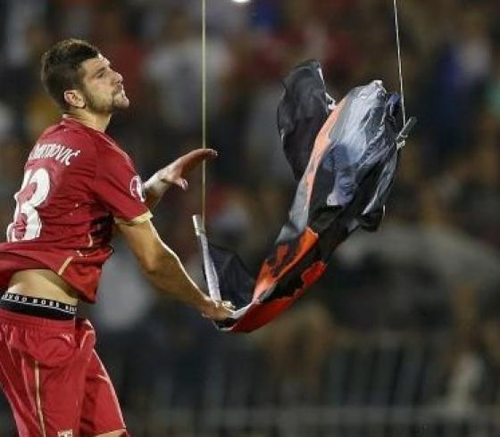 لاعب صربي  يطيح بعلم ألبانيا