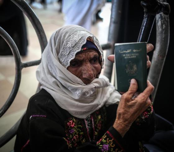 عجوز فلسطينية تنتظر على معبر رفح -ارشيف