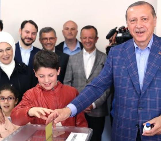 أردوغان خلال التصويت