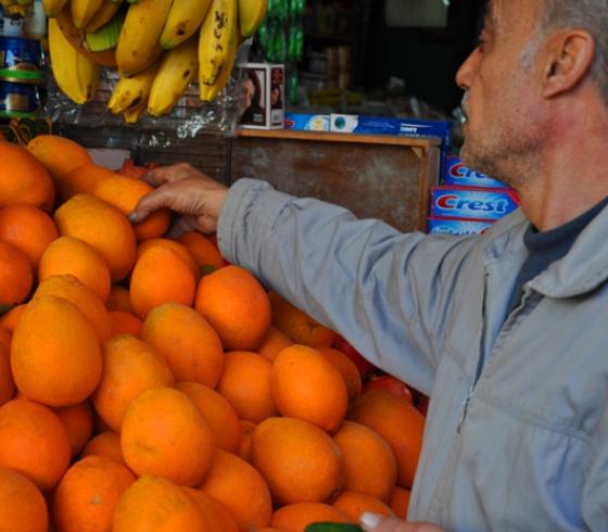 تمتلئ الأسواق بغزة بعشرات الأطنان من البرتقال المصري