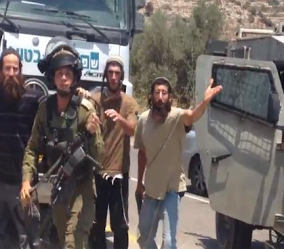 مستوطنون وجنود من جيش الاحتلال يشهرون أسلحتهم في وجه الفلسطينيين