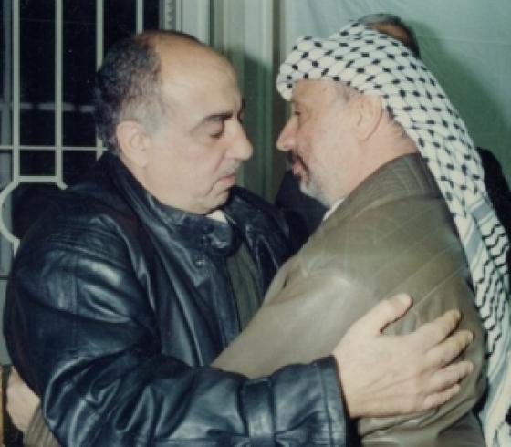 صلاح خلف يعانق الرئيس الراحل ياسر عرفات