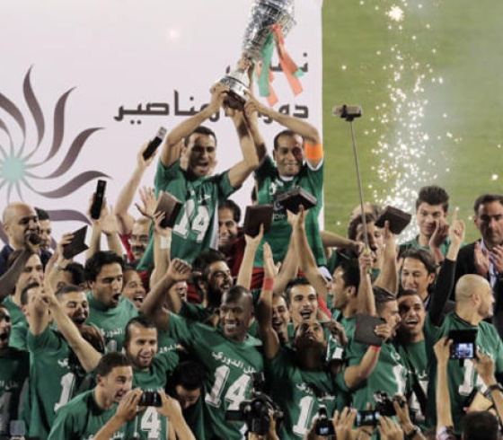 لاعبو فريق الوحدات يتوجون بكأس دوري المناصير للمحترفين أمس