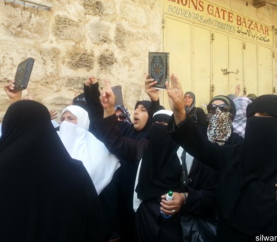 النساء يرابطن في الأقصى