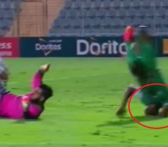 لحظة سقوط اللاعب بعد اصطدام الحارس به