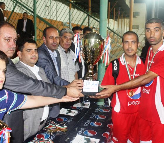 تتويج الفريق الحائز على المركز الأول ..