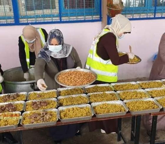 "استبقوا الخيرات" توزع آلاف الوجبات في كل يوم جمعة..