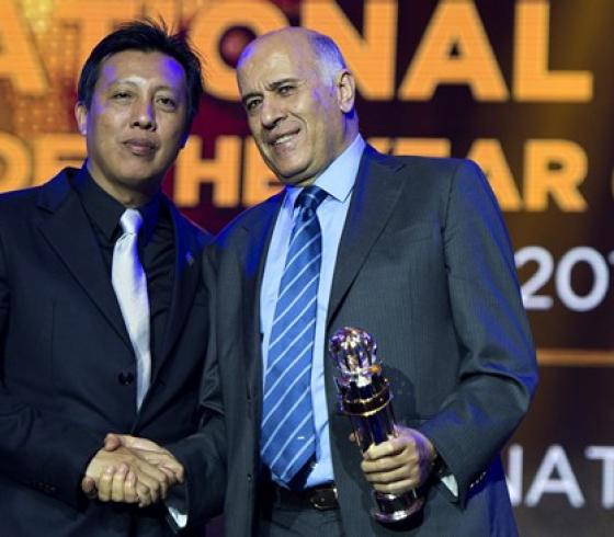 اللواء جبريل الرجوب يتسلم الجائزة عام 2014