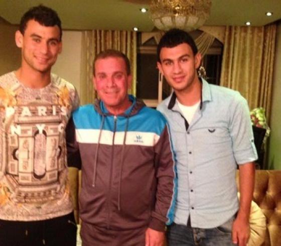 الشقيقان محمد وسامح مراعبة مع رئيس النادي أثناء التوقيع