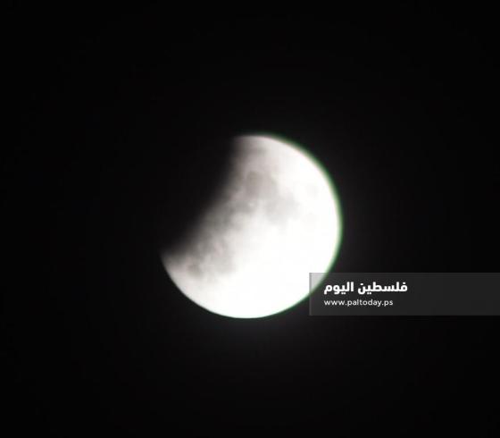 صور مباشرة لخسوف القمر من سماء مدينة غزة