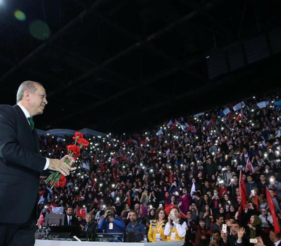 أردوغان يهنئ أنصاره على نتيجة الاستفتاء