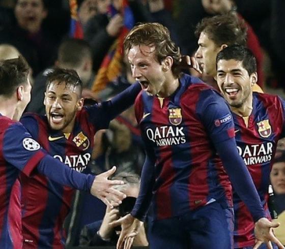 فرحة لاعبي برشلونة بهدف راكتيتش