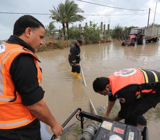 رئيس بلدية دير البلح  يتابع ميدانيا المناطق المتأثرة بكمية الأمطار  وآليات العمل