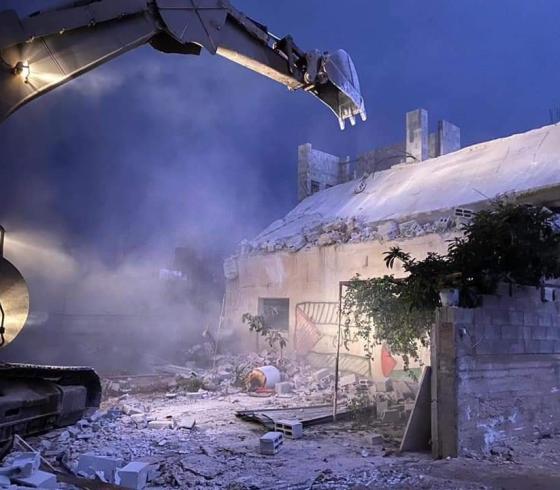 هدم منز