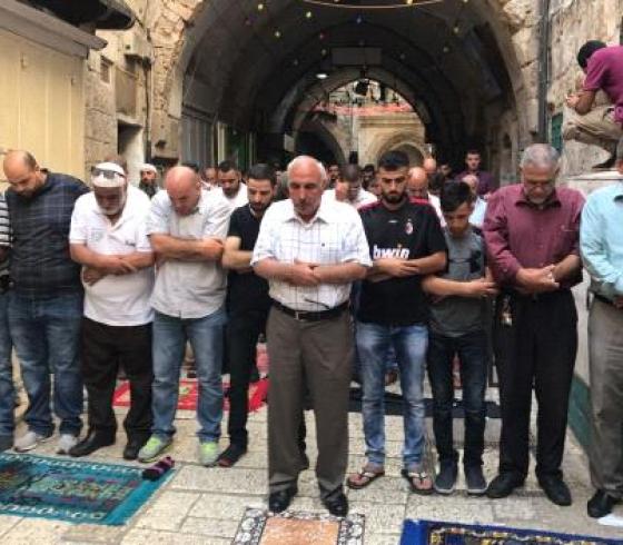 الصلاة في الشوارع 
