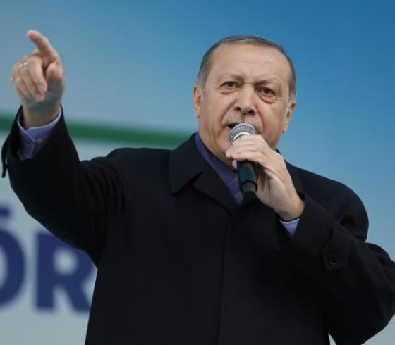 أردوغان خلال اجتماع انتخابي تمهيدا للاستفتاء في شرق تركيا (رويترز)