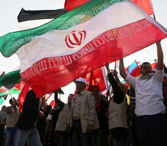 اعلام الجمهورية الاسلامية الى جانب اعلام فلسطين