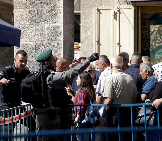 شرطة الاحتلال تمنع المقدسين من دخول القدس