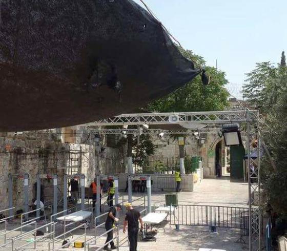 الاحتلال يضيف ممرات وحواجز حديدية عند باب الأسباط