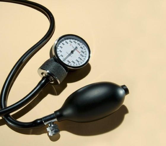 أعراض وأسباب وعلاج ضغط الدم المزمن والمفاجئ