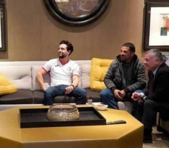 الشوملي يتوسط الملك عبدالله وابنه