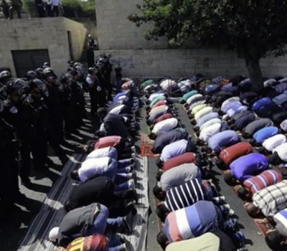 عشرات آلاف الفلسطينيين يؤدون صلاة الجمعة في الشوارع القريبة من الاقصى
