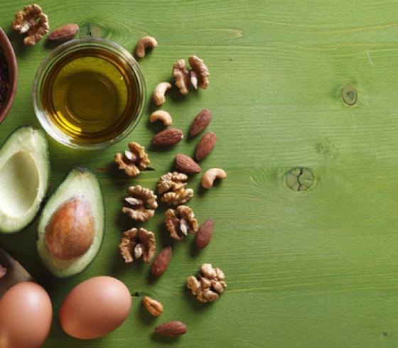 الجرعة السحرية لحياة صحية طويلة تكمن في زيت الزيتون ، والمكسرات والأفوكادو