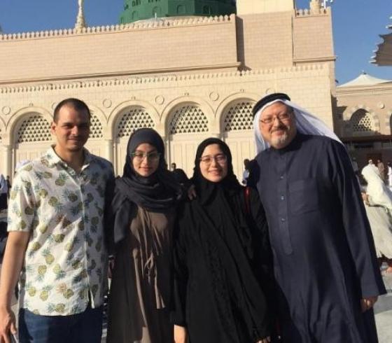الصحفي السعودي القتيل جمال خاشقجي مع نجله صلاح وابنتيه نهى ورزان