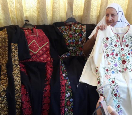 الحاجة تنظر بحسرة تتذكر تراثها