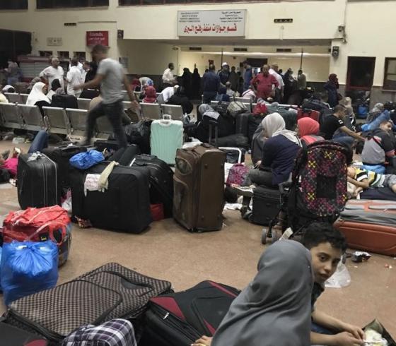 الفلسطينون في الصالة المصرية