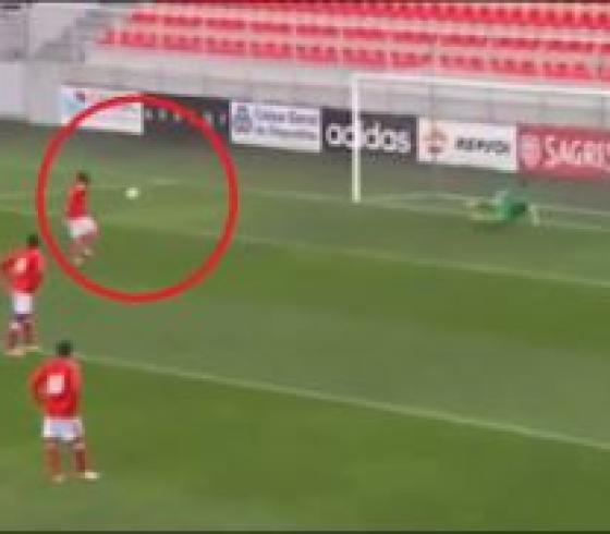 لاعب حاول تقليد زيدان والعظماء فصار أضحوكة العالم