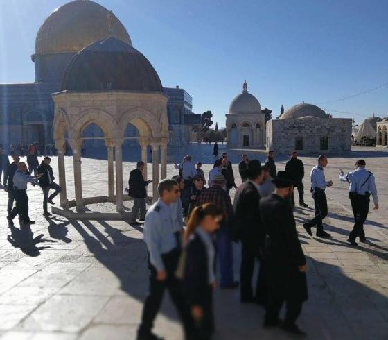 مستوطنون يعتلون قبة الصخرة