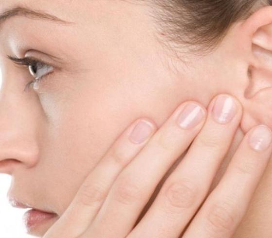 5 أسباب لظهور رائحة الأذن الكريهة