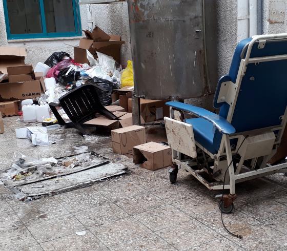 صورة تظهر تراكم النفايات في مجمع الشفاء الطبي