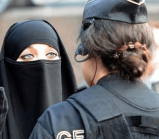 شرطية اوروبية تعترض منقبة (ارشيفية)