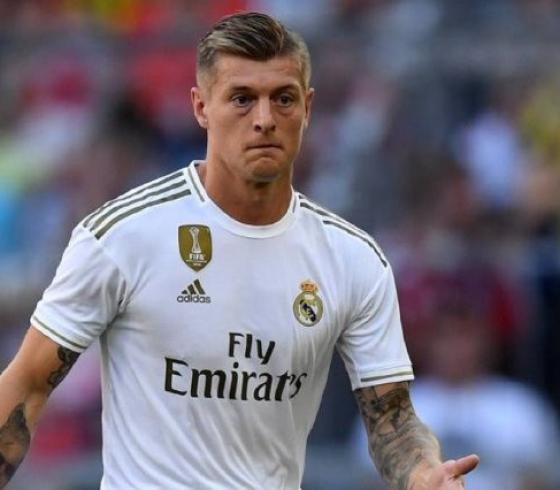 هل يُجدد كروس عقده مع ريال مدريد؟
