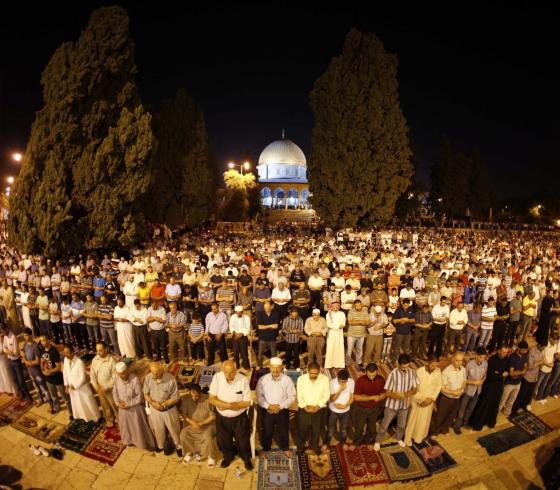 صلاة الفجر في المسجد الأقصى