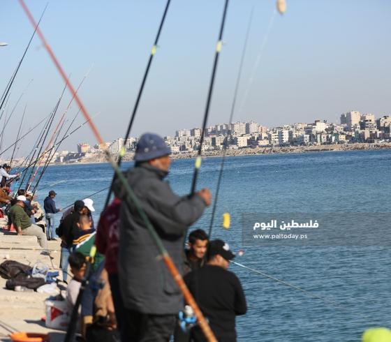 صيد بالصنارة في ميناء غزة البحري (15).JPG
