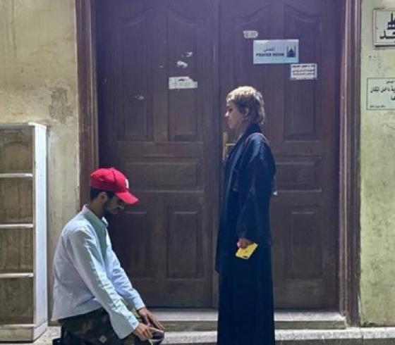 شاب يسجد امام فتاة