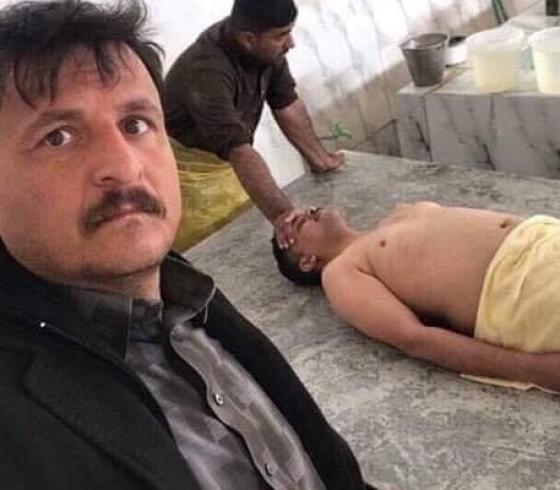 صورة سيلفي التقطها حفار قبور شهير مع ميّت أثارت ضجة كبيرة في العراق