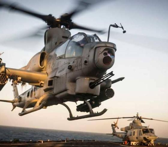 طائرة عامودية من نوع AH-1Z فايبر.JPG