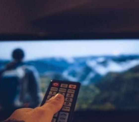 مشاهدة التلفاز.JPG