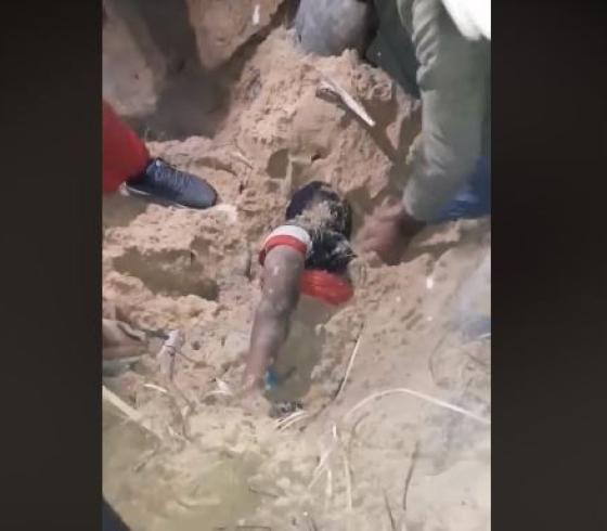 صورة من فيديو انتشال جثامين شهداء عائلة ملحوس