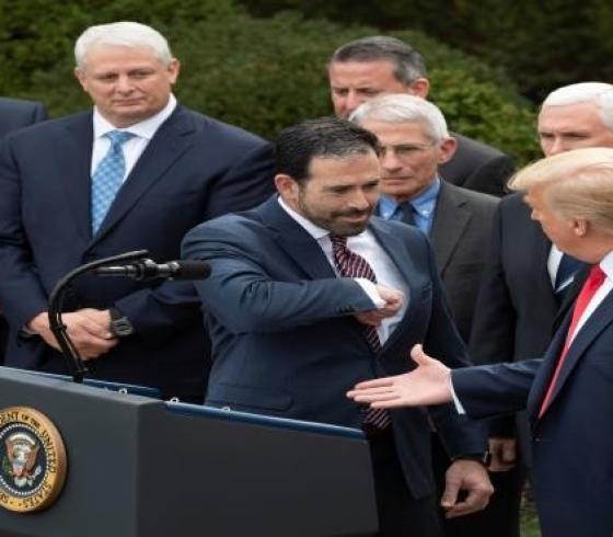ترامب يصر على مصافحة زواره