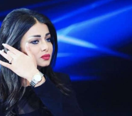 مذيعة