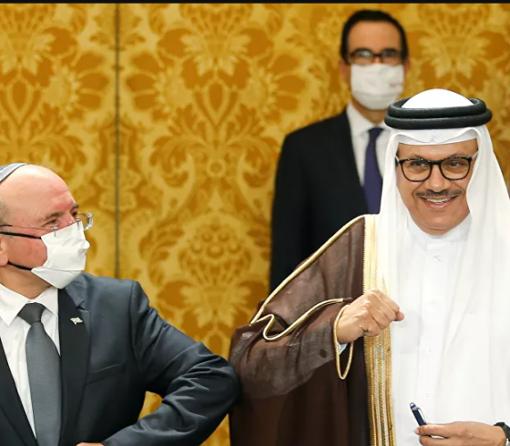 الوزير الاسرائيلي السابق ايوب قرا وأمير بحريني.PNG